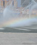 晉陽湖噴泉
　　晉陽湖公園是城市綜合型生態(tài)濱水公園，其景觀工程分為10大區(qū)域，有生態(tài)自然游覽區(qū)、僑鄉(xiāng)文化廣場區(qū)、古厝文化體驗區(qū)、濕地生態(tài)科普區(qū)、城市文化廣場區(qū)、生態(tài)島休閑區(qū)、山林沙地游玩區(qū)和水上活動區(qū)。 