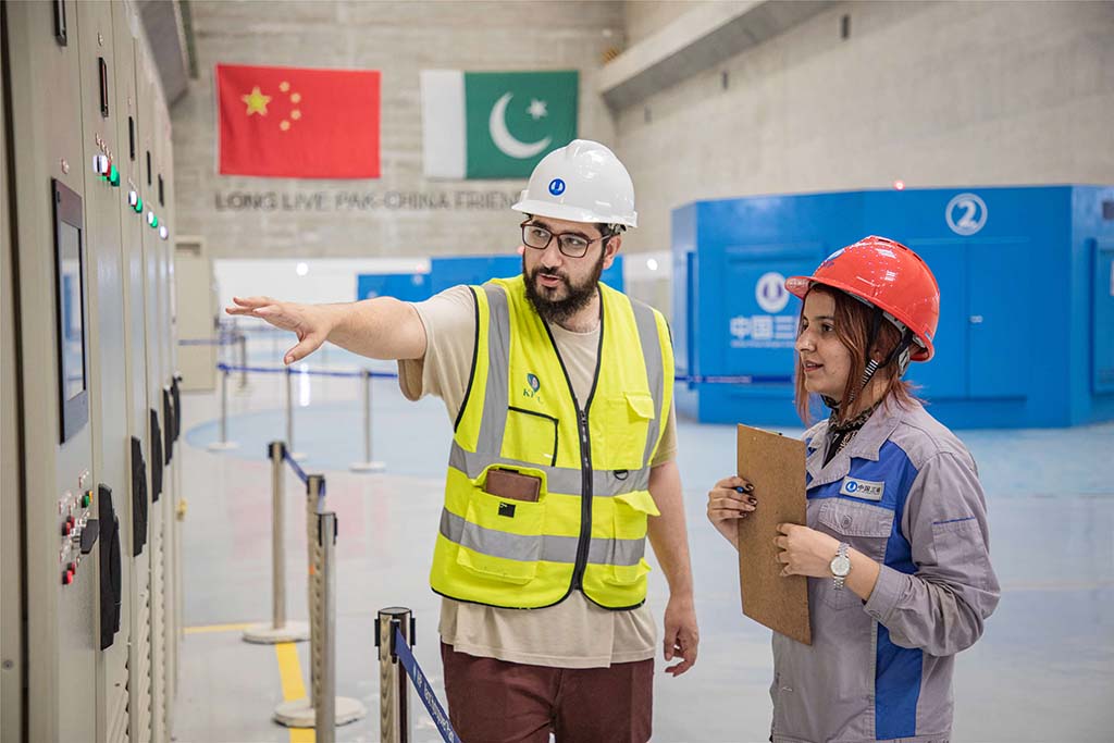 7月14日，巴方工作人員在卡洛特水電站-地下電廠檢查數(shù)據(jù)。 （人民網(wǎng)記者 薛丹攝）