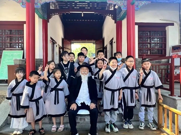 聽孔廟歷史見證人——白胡子爺爺講述臨沂城過去的故事。臨沂市博物館供圖