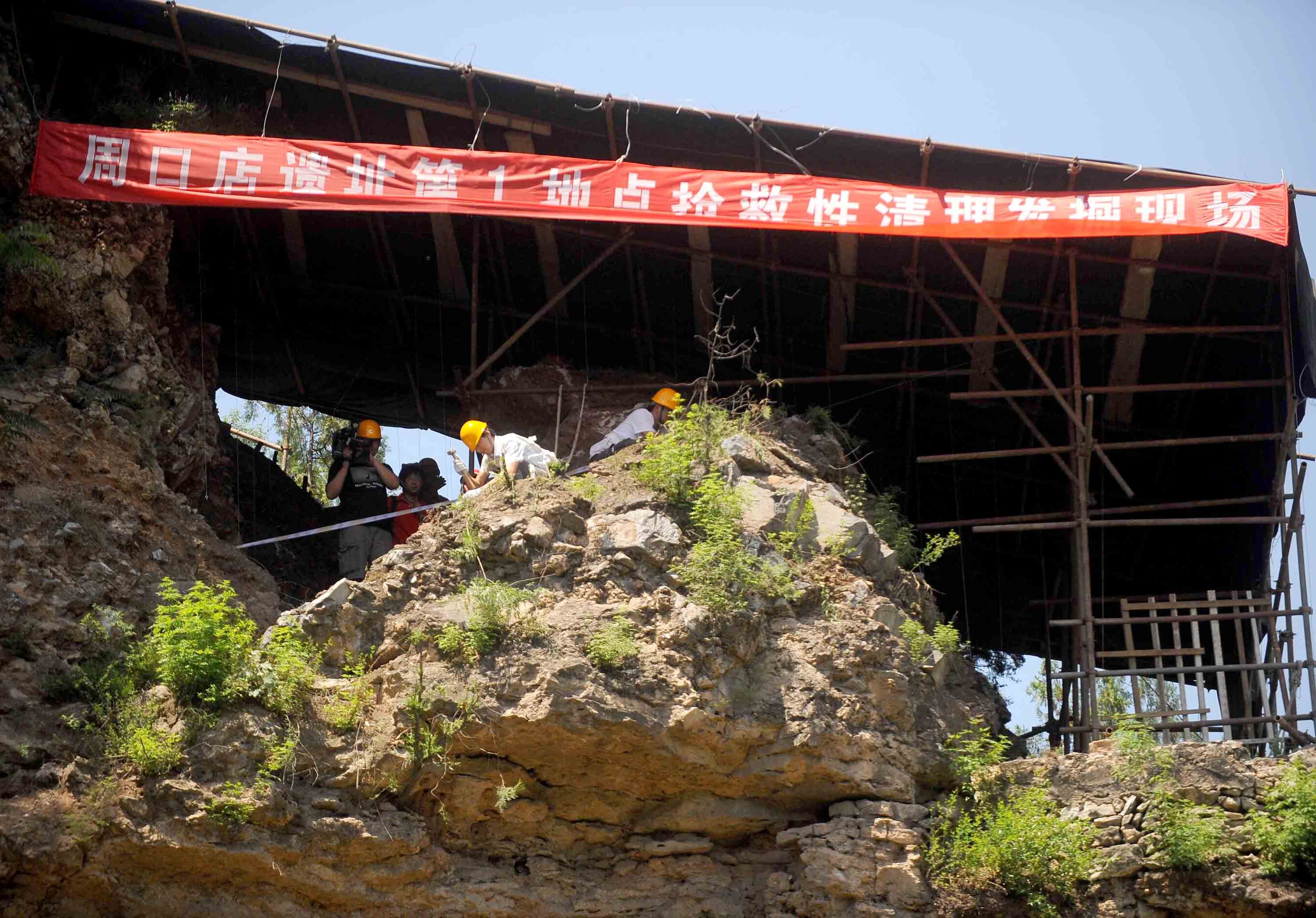 中國(guó)文化源遠(yuǎn)流長(zhǎng)，中華文明博大精深。中華文明探源工程等重大工程的研究成果，實(shí)證了我國(guó)百萬(wàn)年的人類史、一萬(wàn)年的文化史、五千多年的文明史。這是2009年6月24日，考古工作人員在北京周口店遺址第1地點(diǎn)進(jìn)行搶救性清理發(fā)掘工作。新華社記者 羅曉光 攝