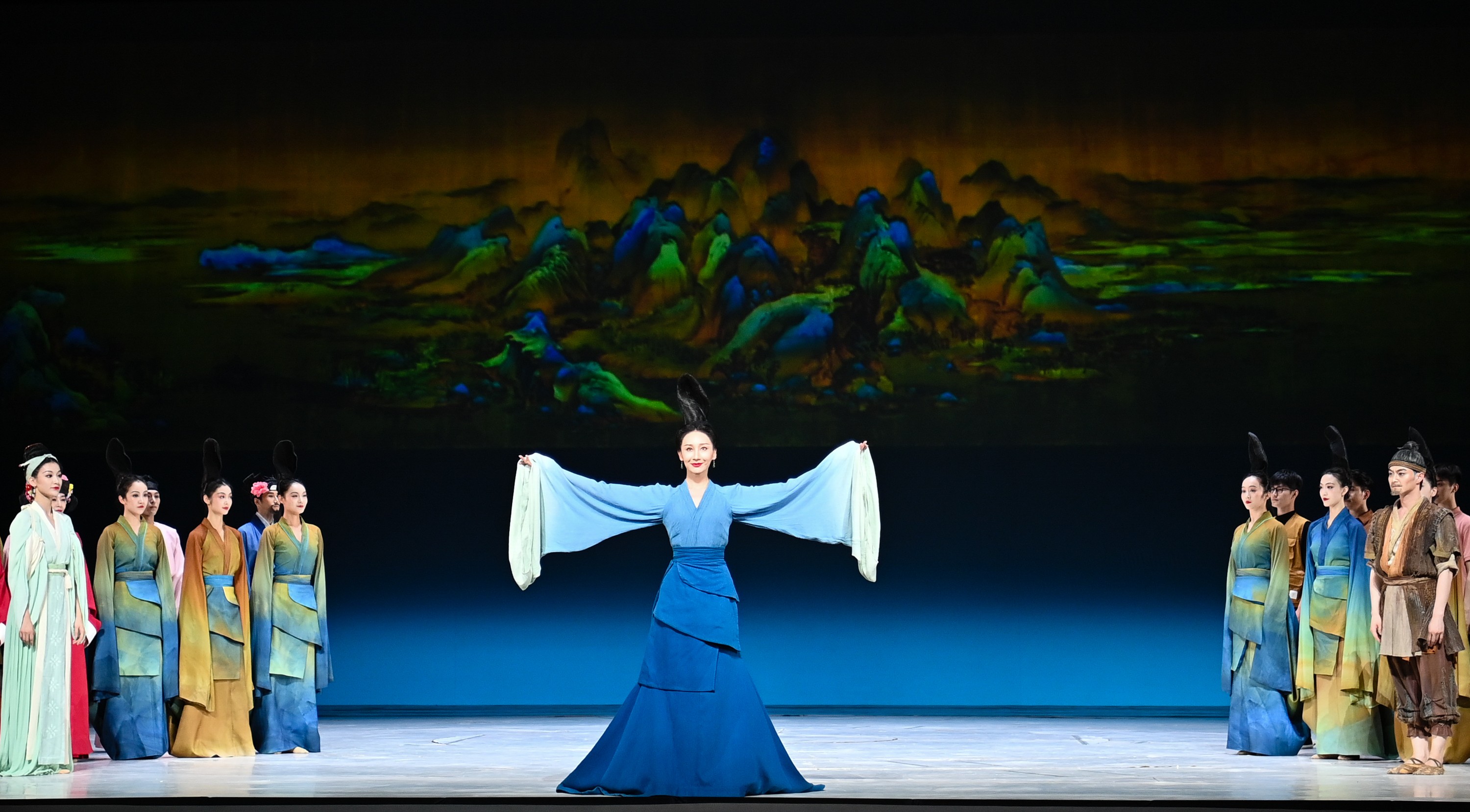 2023年7月20日，中國(guó)東方演藝集團(tuán)演員在烏魯木齊文化中心大劇院表演舞蹈詩(shī)劇《只此青綠》。新華社記者 李響 攝