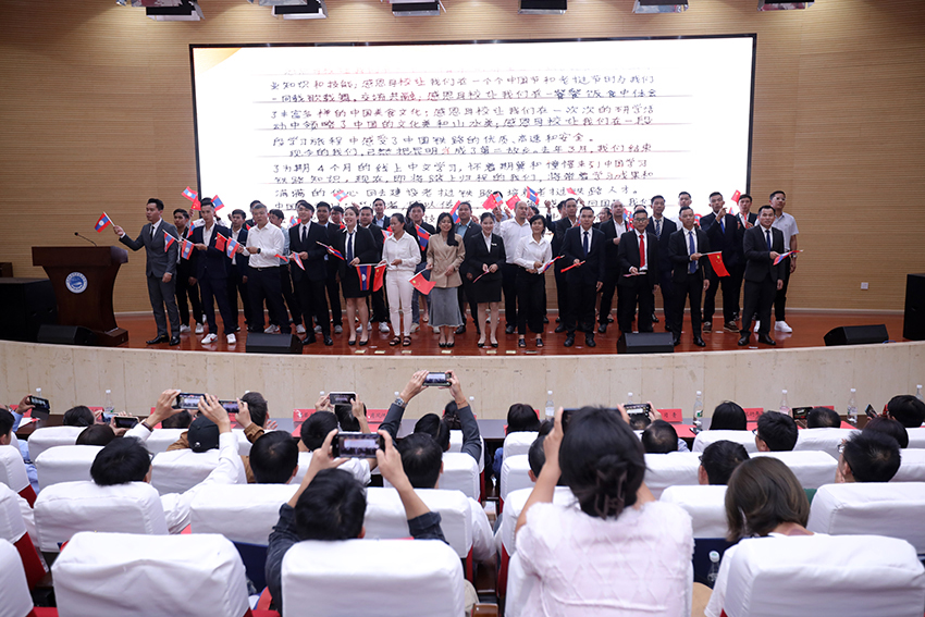 7月31日，昆明鐵道職業(yè)技術(shù)學(xué)院舉行援老撾鐵道職業(yè)技術(shù)學(xué)院項目教育能力建設(shè)教師培養(yǎng)班結(jié)業(yè)典禮。 昆明鐵道職業(yè)技術(shù)學(xué)院供圖