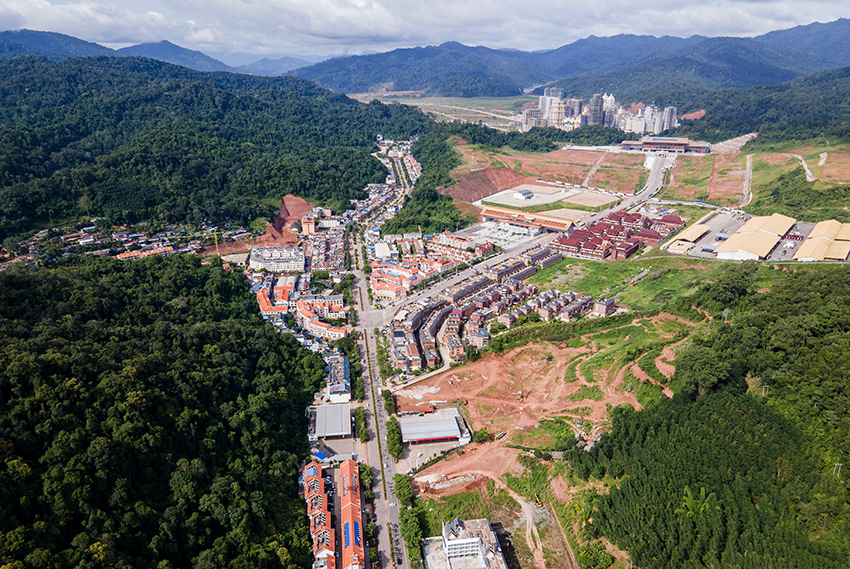 磨憨口岸俯瞰，右前方高層白色建筑群為老撾境內(nèi)。人民網(wǎng)記者 符皓攝