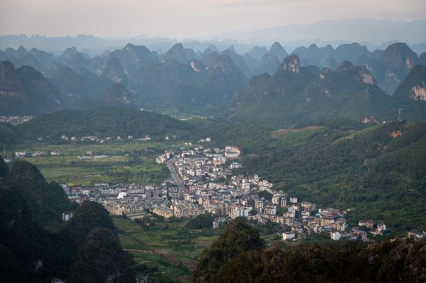 廣西層巒疊嶂，郁郁蔥蔥。 人民網(wǎng) 嚴(yán)立政攝