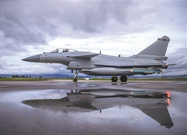 南部戰(zhàn)區(qū)空軍某部開(kāi)展飛行訓(xùn)練