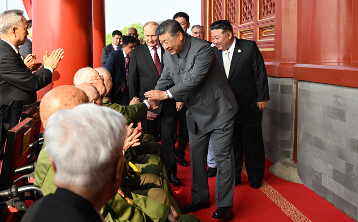 習(xí)近平登上天安門(mén)城樓 同抗戰(zhàn)老戰(zhàn)士老同志代表親切握手