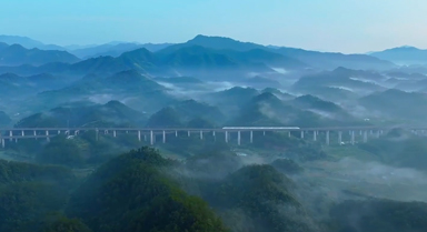 高鐵穿越雲(yún)海如駛入水墨畫