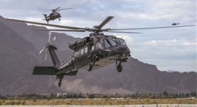 西藏軍區(qū)某旅組織編隊飛行訓(xùn)練